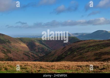 Bodbury Ring, Carding Mill Valley, Lawley e Wrekin visto dal Burway sul Long Mynd, Church Stretton, Shropshire Foto Stock