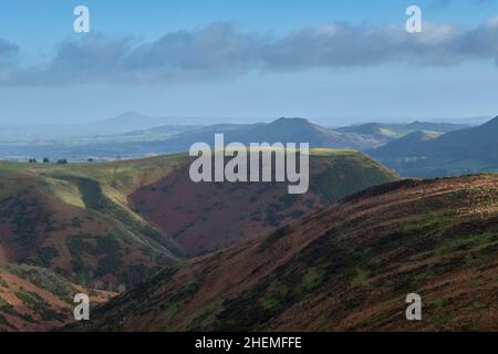 Bodbury Ring, Carding Mill Valley, Lawley e Wrekin visto dal Burway sul Long Mynd, Church Stretton, Shropshire Foto Stock