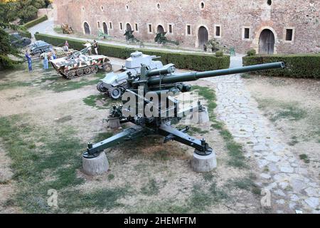 BELGRADO, SERBIA - SETTEMBRE 9: Persone al Museo militare della Fortezza di Kalemegdan il 9 Settembre 2012 a Belgrado, Serbia. Belgrado è la capitale della Serbia e le più grandi città dell'Europa sudorientale. Foto Stock