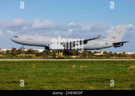 Flotta multinazionale MRTT (Paesi Bassi - Aeronautica militare) Airbus KC-30A (A330-203MRTT) (REG: T-058) facendo una breve sosta su un volo di addestramento a Malta. Foto Stock