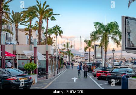 Vista su Puerto Banús, un lussuoso porto turistico e complesso commerciale situato nella zona di Nueva Andalucía, a sud-ovest di Marbella. Andalusia, Spagna. Foto Stock