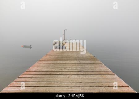 rete di pescatore nella gabbia al molo pronto per il caricamento a fisher Boat vicino a Harpswell Foto Stock