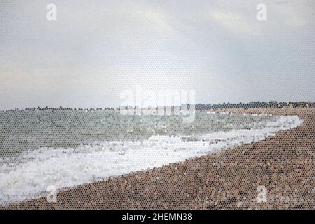 Impressione astratta delle onde che si infrangono sulla spiaggia di ciottoli di Aldwick UK. Foto Stock