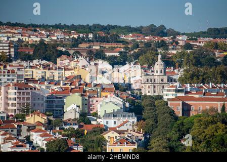 La città di Belem con l'Igreja da memoria vicino alla città di Lisbona in Portogallo. Portogallo, Lisbona, ottobre 2021 Foto Stock