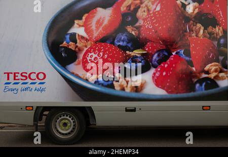 Primo piano di un logo Tesco su un furgone per consegne. Foto Stock