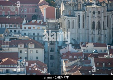 L'Elevador de Santa Justa, a sinistra, e le rovine del Convento e Igreja do Carmo a Chiado nella città di Lisbona in Portogallo. Portogallo, Lisbona, Oc Foto Stock