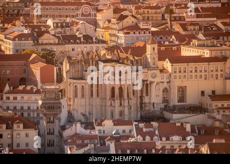 L'Elevador de Santa Justa, a sinistra, e le rovine del Convento e Igreja do Carmo a Chiado nella città di Lisbona in Portogallo. Portogallo, Lisbona, Oc Foto Stock