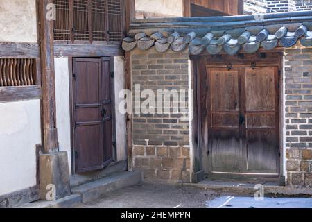 Dettagli architettonici nel complesso di Nakseonjae, un tempo residenza di re e regine all'interno del Palazzo Changdeokgung durante l'inverno a Seoul, Corea del Sud. Foto Stock