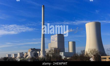 Herne, NRW, Germania. 11th Jan 2022. Il governo tedesco questa settimana ha iniziato ad affrontare l’aumento dei costi energetici per i consumatori, causato da aumenti dei prezzi all’ingrosso, e punta a sostenere le famiglie a basso reddito. In molti paesi europei, l'elevato livello dei prezzi energetici è attualmente un problema. Nella foto è raffigurata la centrale elettrica STEAG a gas e vapore di Herne-Baukau. Uno slogan su uno dei grandi edifici recita: "Garantiamo energia sicura. Ora e in futuro". Credit: Imagplotter/Alamy Live News Foto Stock