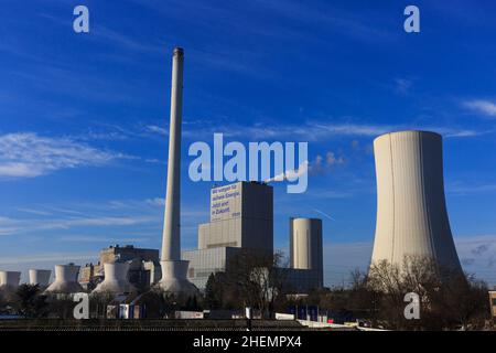 Herne, NRW, Germania. 11th Jan 2022. Il governo tedesco questa settimana ha iniziato ad affrontare l’aumento dei costi energetici per i consumatori, causato da aumenti dei prezzi all’ingrosso, e punta a sostenere le famiglie a basso reddito. In molti paesi europei, l'elevato livello dei prezzi energetici è attualmente un problema. Nella foto è raffigurata la centrale elettrica STEAG a gas e vapore di Herne-Baukau. Uno slogan su uno dei grandi edifici recita: "Garantiamo energia sicura. Ora e in futuro". Credit: Imagplotter/Alamy Live News Foto Stock