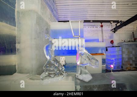 Fairbanks, MAR 20 2015 - Vista interna della fabbrica in Aurora Ice Museum Foto Stock