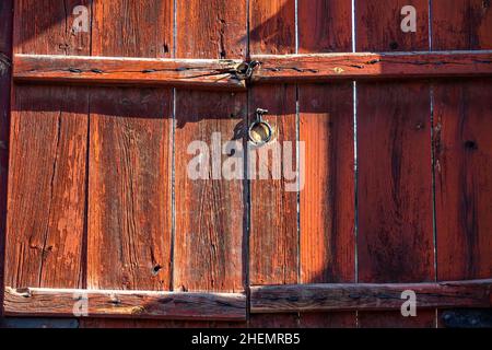 Un cancello di legno rosso all'interno del complesso di Nakseonjae, una volta residenza per re e regine all'interno del Palazzo Changdeokgung durante l'inverno a Seoul, Corea del Sud. Foto Stock