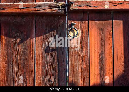 Un cancello di legno rosso all'interno del complesso di Nakseonjae, una volta residenza per re e regine all'interno del Palazzo Changdeokgung durante l'inverno a Seoul, Corea del Sud. Foto Stock