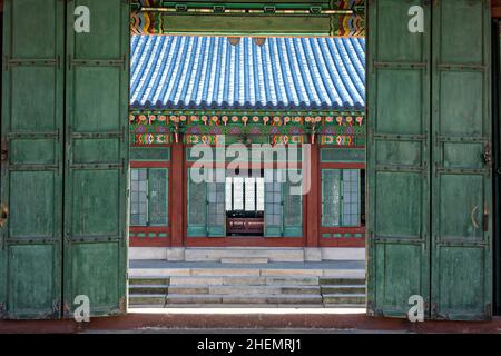 Sala Daejojeon all'interno del Palazzo Changdeokgung durante l'inverno a Seoul, Corea del Sud. Foto Stock