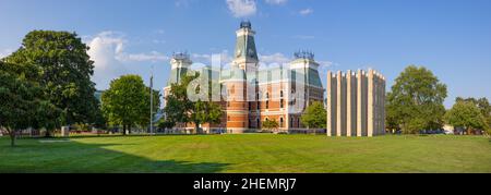 Columbus, Indiana, Stati Uniti d'America - 20 agosto 2021: Il tribunale della contea di Bartholomew ed è Limestone Pillars Veterans Memorial Foto Stock