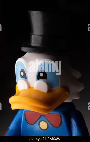Londra, UK, gennaio 10th 2022: Una figurina scrooge McDuck lego Foto Stock