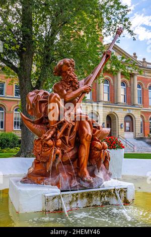 Goshen, Indiana, USA - 21 agosto 2021: Il tribunale della contea di Elkhart ed è la Fontana di Nettuno Foto Stock