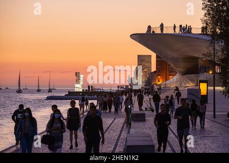 Tramonto sul lungomare con IL MAAT e il monumento delle scoperte o Pedaro dos Descobrimentos a Belem vicino alla città di Lisbona in Portogallo. Porta Foto Stock