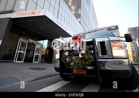 New York, Stati Uniti. 11th Jan 2022. Un'ambulanza è parcheggiata all'esterno dell'entrata di emergenza sanitaria di Langone di New York, NY, il 11 gennaio 2022. I dati federali mostrano che le ospedalizzazioni di COVID-19 degli Stati Uniti hanno raggiunto un nuovo livello elevato, superando il picco pandemico dello scorso inverno, in quanto la carenza di personale e un forte afflusso di pazienti continuano a mettere a dura prova il sistema sanitario degli Stati Uniti. (Foto di Anthony Behar/Sipa USA) Credit: Sipa USA/Alamy Live News Foto Stock