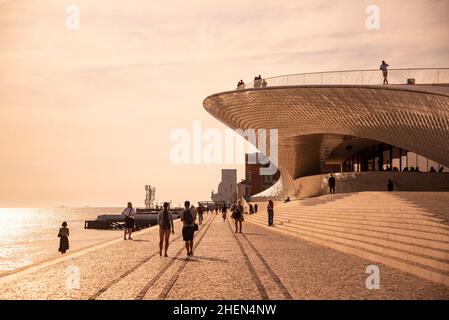 Il Museu de Arte, Arquitetura e Tecnolocia o MAAT al Rio Tejo a Belem vicino alla città di Lisbona in Portogallo. Portogallo, Lisbona, ottobre 2021 Foto Stock