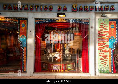 Un negozio Sardinha in Piazza Rossia a Baixa nella città di Lisbona in Portogallo. Portogallo, Lisbona, ottobre 2021 Foto Stock