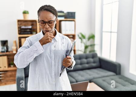 Donna africana che lavora alla clinica psicologica sensazione di malessere e tosse come sintomo per il freddo o la bronchite. Concetto di assistenza sanitaria. Foto Stock