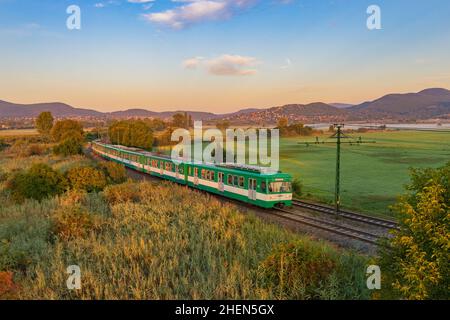 Ferrovia suburbana ungherese in una bella mattinata d'autunno a Szentendre. Foto Stock