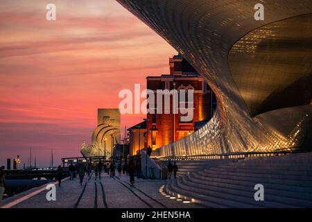 Tramonto sul lungomare con IL MAAT e il monumento delle scoperte o Pedaro dos Descobrimentos a Belem vicino alla città di Lisbona in Portogallo. Porta Foto Stock