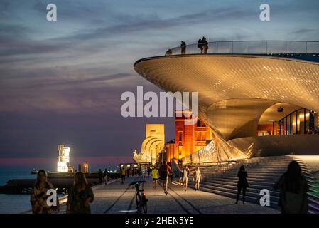 Tramonto sul lungomare con IL MAAT e il monumento delle scoperte o Pedaro dos Descobrimentos a Belem vicino alla città di Lisbona in Portogallo. Porta Foto Stock