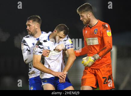 Tommy Smith (al centro) di Colchester United viene raccolto dal compagno di squadra Luke Chambers (a sinistra) e dal portiere Jake Turner dopo che Josh March (non raffigurato) di Forest Green Rovers segna il secondo obiettivo del gioco durante la partita della Sky Bet League Two alla New Lawn completamente carica, Nailsworth. Data foto: Martedì 11 gennaio 2022. Foto Stock