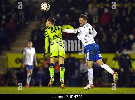 Josh March (a sinistra) di Forest Green Rovers e Luke Chambers di Colchester United combattono per la palla durante la partita della Sky Bet League due al New Lawn completamente carico, Nailsworth. Data foto: Martedì 11 gennaio 2022. Foto Stock