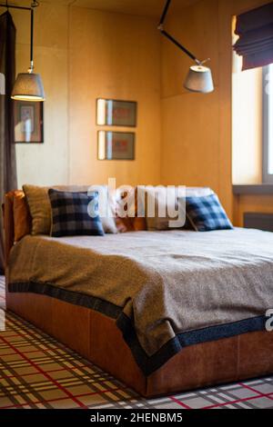 Letto king-size in una moderna camera da letto Foto Stock