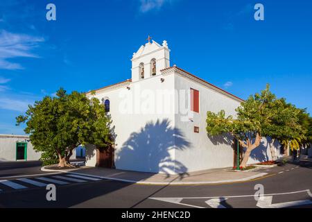 Vecchia chiesa di Yaiza, Lanzarote, Spagna sotto il cielo blu Foto Stock