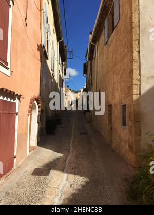 Vista panoramica del villaggio di Jouques nel sud della Francia, in Provenza Foto Stock