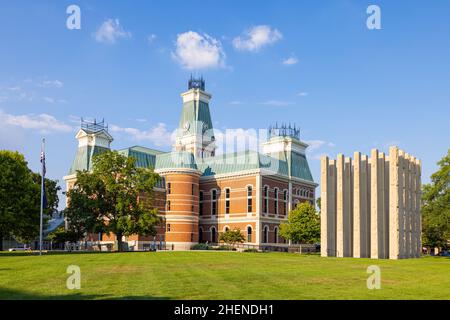 Columbus, Indiana, Stati Uniti d'America - 20 agosto 2021: Il tribunale della contea di Bartholomew ed è Limestone Pillars Veterans Memorial Foto Stock