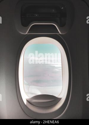 Porta di uscita di emergenza dell'aeroplano e finestra dell'aeroplano Foto Stock