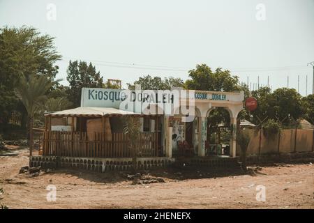 Gibuti, Gibuti - 21 maggio 2021: Un piccolo e solo mercato, negozio a Gibuti. Scatto editoriale a Gibuti. Foto Stock