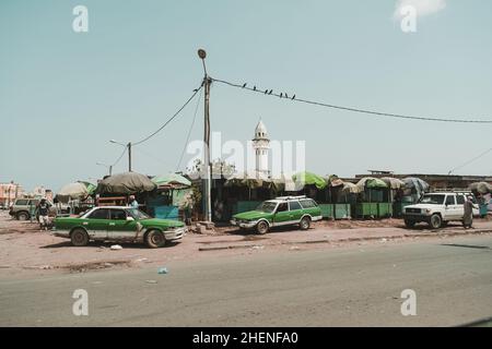 Gibuti, Gibuti - 21 maggio 2021: Un mercato e due taxi locali parcheggiati a Gibuti. Scatto editoriale a Gibuti. Foto Stock