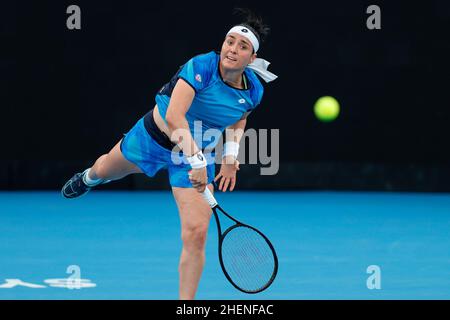 Sydney, Australia. 12th Jan 2022. L'ONS Jabeur della Tunisia serve a Petra Kvitova della Repubblica Ceca durante la partita del Round of 16 al Sydney Tennis Classic 2022 presso il Sydney Olympic Park Tennis Centre di Sydney, Australia, il 12 gennaio 2022. Foto di Peter Dovgan. Solo per uso editoriale, licenza richiesta per uso commerciale. Nessun utilizzo nelle scommesse, nei giochi o nelle pubblicazioni di un singolo club/campionato/giocatore. Credit: UK Sports Pics Ltd/Alamy Live News Foto Stock