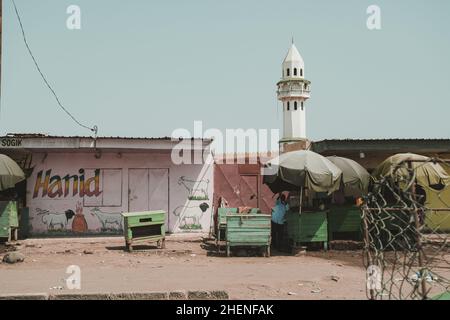 Gibuti, Gibuti - 21 maggio 2021: Un mercato e un minareto moschea a Gibuti. Scatto editoriale a Gibuti. Foto Stock