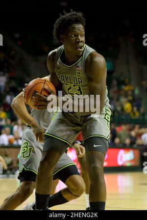 Waco, Texas, Stati Uniti. 11th Jan 2022. Baylor porta in avanti Jonathan Thamwa Tchatchoua (23) rimbalza la palla durante la metà del 1st della partita di pallacanestro NCAA tra i Texas Tech Red Raiders e Baylor Bears al Ferrell Center di Waco, Texas. Matthew Lynch/CSM/Alamy Live News Foto Stock