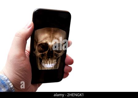 Mano dell'uomo con un telefono che mostra una TAC del suo cranio. Diagnosi digitale delle malattie e tecnologie sanitarie Foto Stock