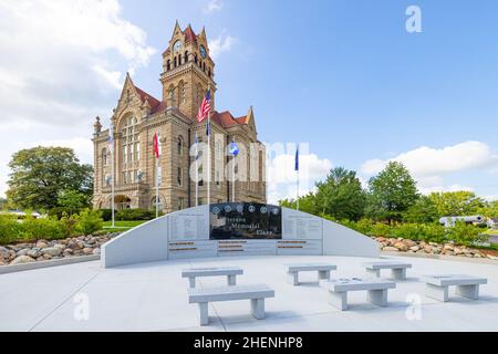 Knox, Indiana, USA - 22 agosto 2021: Il tribunale della contea di Starke e Veterans Memorial Plaza Foto Stock