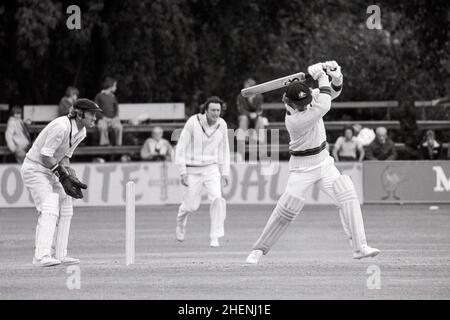 Kim Hughes (Australia) battendo, Bob Taylor (Derbyshire) tenendo il wicket. Derbyshire contro Australiani, Chesterfield, Derbyshire, Inghilterra 29th, 30th giugno e 1st luglio 1977. Fielder è Mike Hendrick. Foto Stock