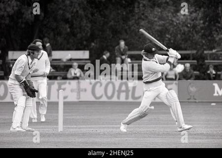 Kim Hughes (Australia) battendo, Bob Taylor (Derbyshire) mantenendo il wicket. Derbyshire vs. Australiani, Chesterfield, Derbyshire, Inghilterra 29th,30th Giugno & 1st Luglio 1977 Foto Stock