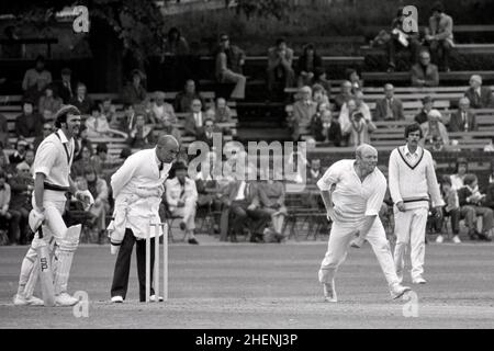 Fred Swarbrook bowling per Derbyshire, Derbyshire vs Australiani, Queens Park, Chesterfield, Derbyshire, Inghilterra 29th,30th Giugno & 1st Luglio 1977. battitore non sorprendente è Richie Robinson (Aus.) Geoff Miller si trova sulla destra, di fronte al padiglione. Umpire è "Sam" Cook. Foto Stock