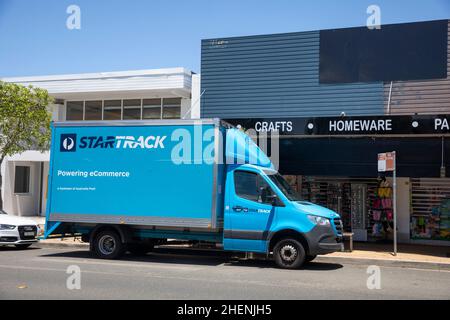 Startrack furgone di consegna pacchi parcheggiato a Avalon Beach, Sydney, StarTrack è di proprietà di Australia Post e gestisce la consegna pacchi e la logistica Foto Stock