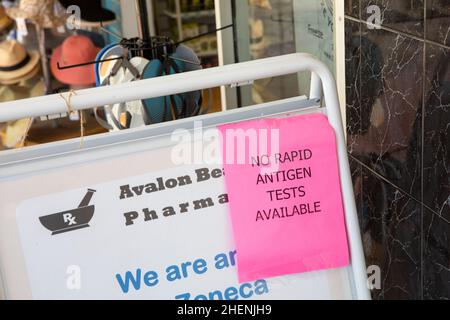 I kit per test rapidi dell'antigene Covid 19 sono stati venduti e sono esauriti presso la farmacia Avalon Beach di Sydney, Australia, 12th gennaio 2022 Foto Stock