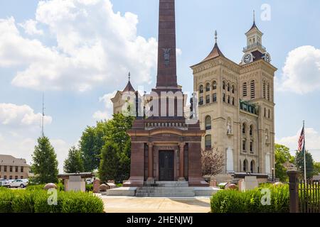 Vincennes, Indiana, USA - 24 agosto 2021: Il tribunale della contea di Knox ed è il monumento commemorativo della guerra civile Foto Stock