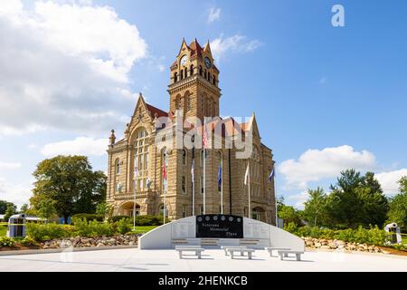 Knox, Indiana, USA - 22 agosto 2021: Il tribunale della contea di Starke e Veterans Memorial Plaza Foto Stock